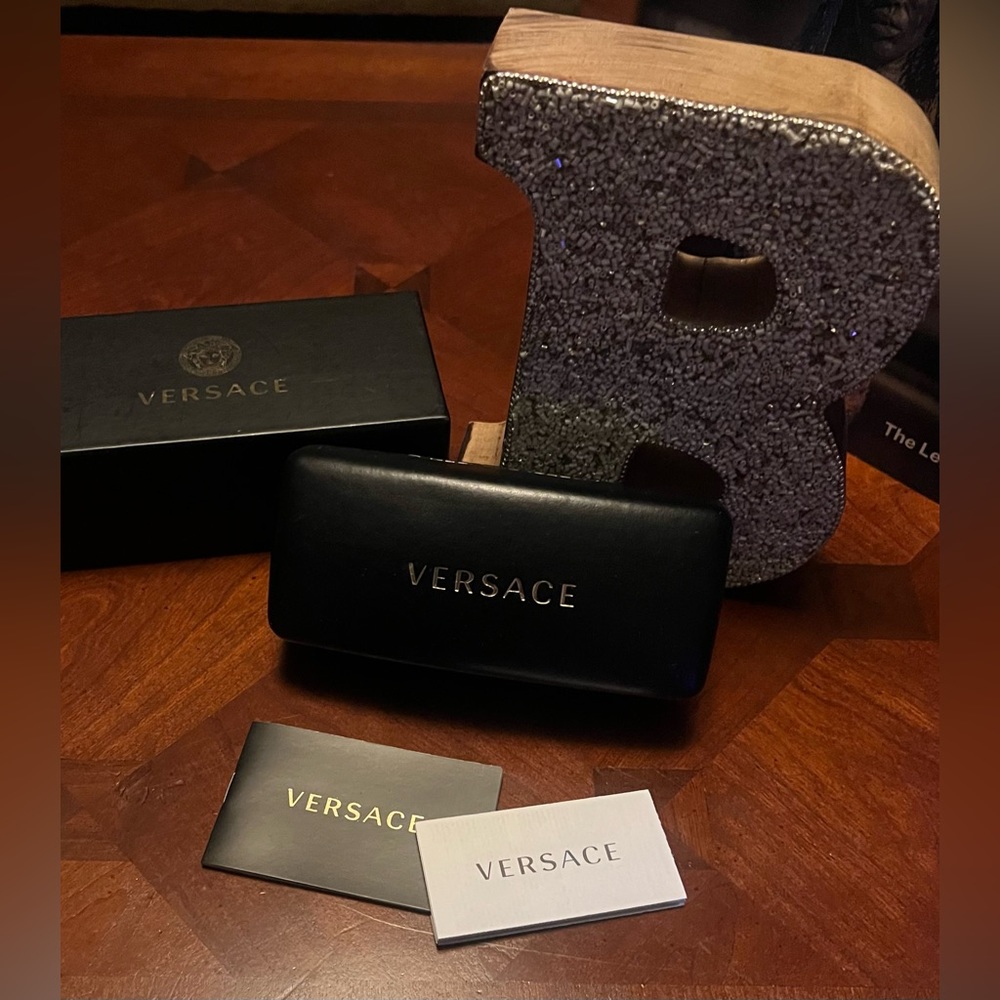 Versace Hardshell glasses case.with cloth Authentic.
